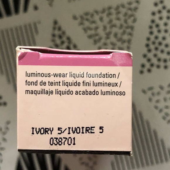 Mary Kay Luminous-Wear Liquid Foundation - Picture 5 of 5